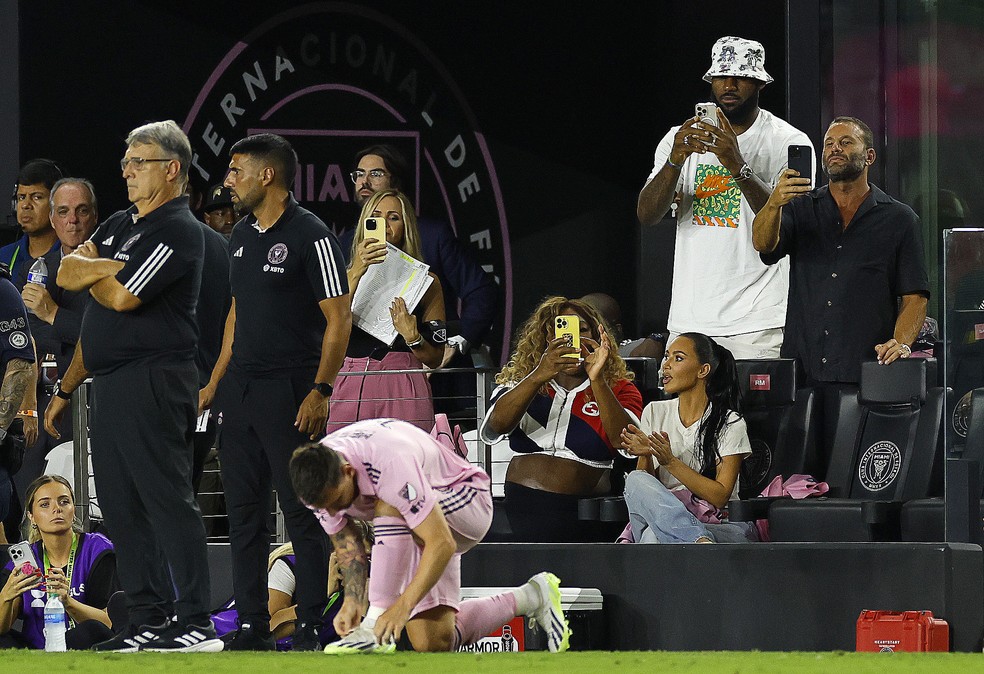 Serena Williams e Lebron James durante o jogo entre Los Angeles FC e Inter Miami — Foto: Getty Images