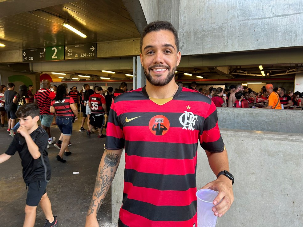 Torcedor do Flamengo com adesivo em apoio a Gabigol no Maracanã — Foto: Isabela Reis / ge
