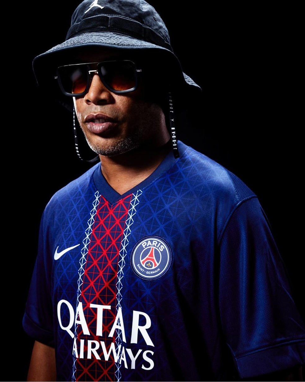 Ronaldinho Gaúcho participa da campanha de lançamento da nova camisa do PSG — Foto: Divulgação / Nike
