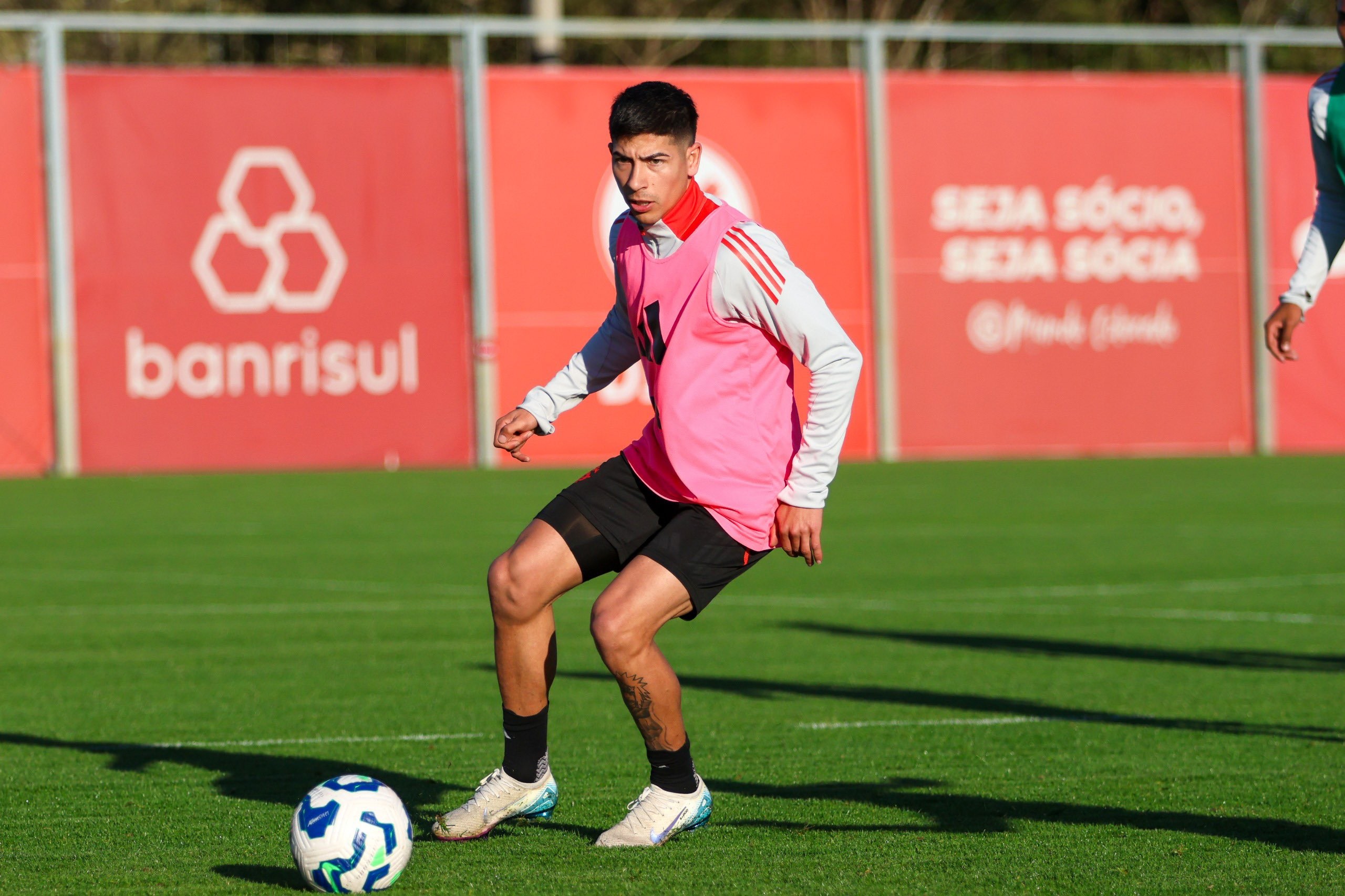 À espera do BID, Alan Rodríguez faz primeiro treino pelo Inter