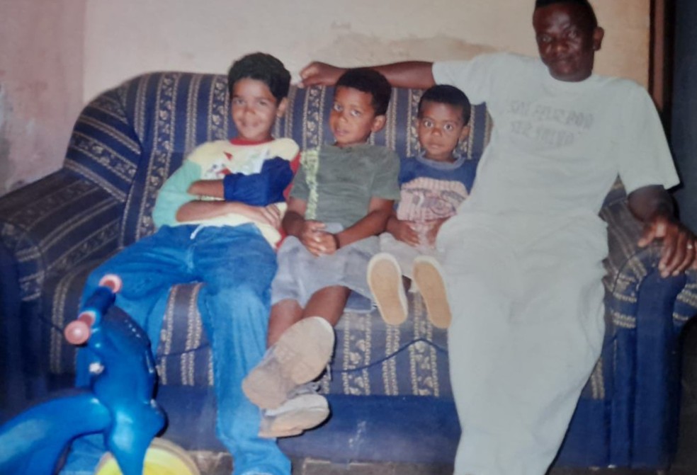 O pai Carlos Lima ao lado dos filhos Carlinhos (de verde), Estevão e José — Foto: Arquivo pessoal