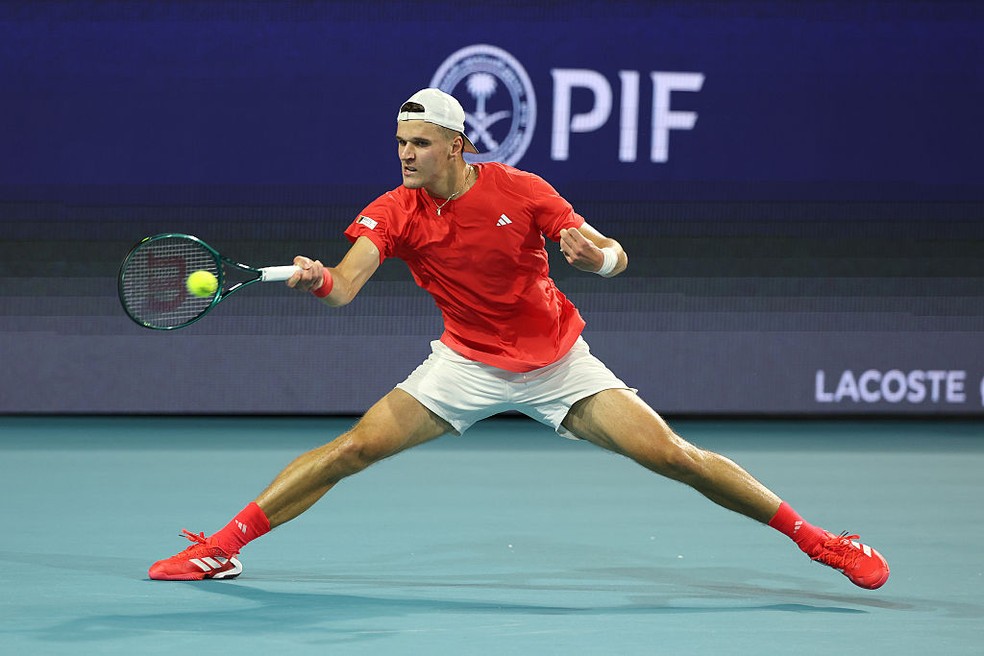 Jakub Mensik venceu o 1º set da final do Masters de Miami — Foto: Al Bello/Getty Images