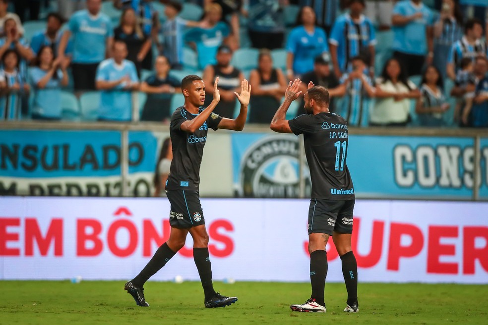 André Henrique e João Pedro Galvão comemoram gol do Grêmio — Foto: Lucas Uebel/Grêmio FBPA