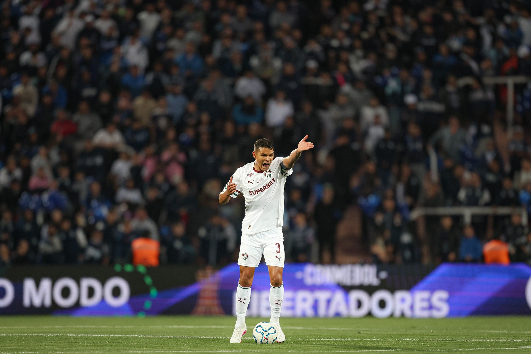 Thiago Silva volta a ser capitão do Fluminense e inflama o elenco no vestiário; veja preleções