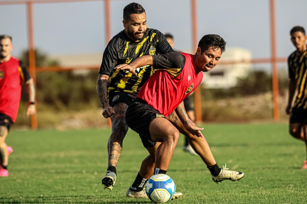 Tiago Cametá (vermelho) é um dos inscritos. Dentinho (na disputa) ainda não — Foto: João Normando/Amazonas FC