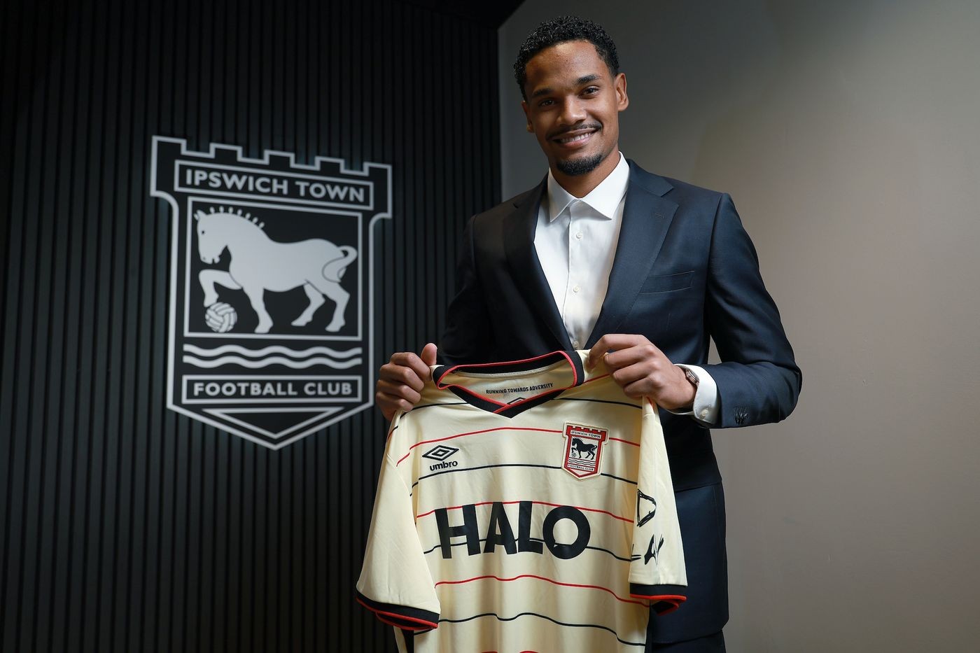 De caseiro a artilheiro, Emersonn vibra com ida precoce à Premier League
