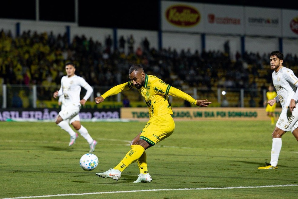 Everton Galdino em ação pelo Mirassol no Brasileirão deste ano — Foto: JP Pinheiro/Agência Mirassol