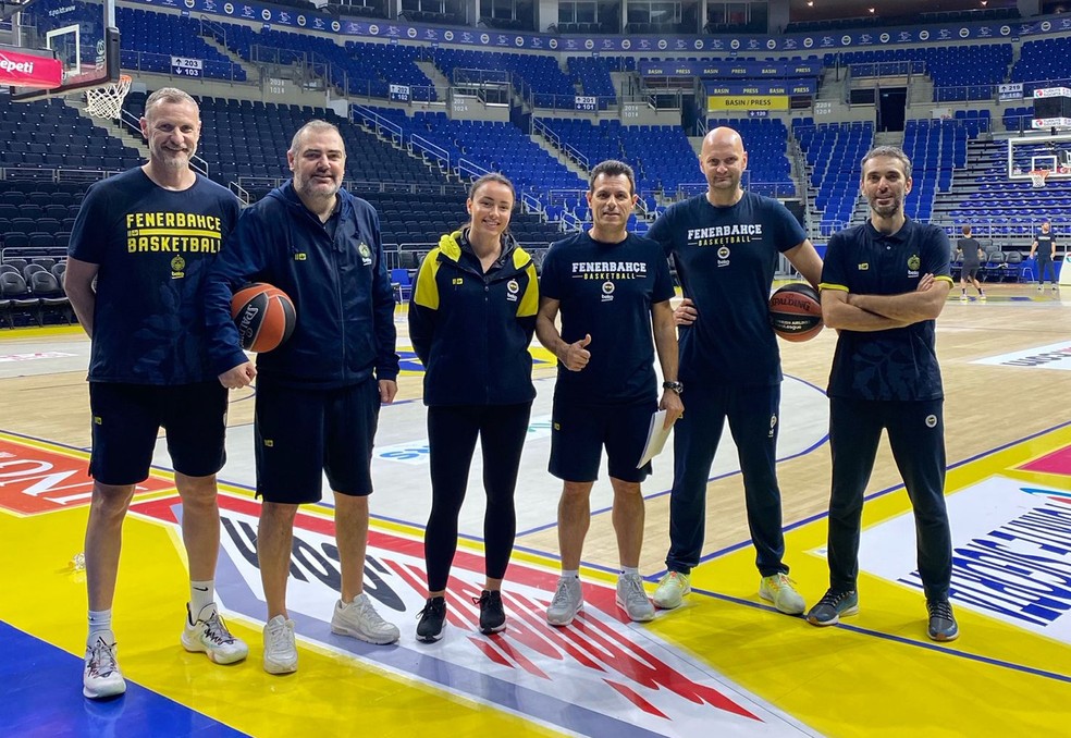 Jelena Todorovic já foi da comissão técnica do Fenerbahçe, um dos times mais tradicionais da Turquia — Foto: Jelena Todorovic/Arquivo Pessoal
