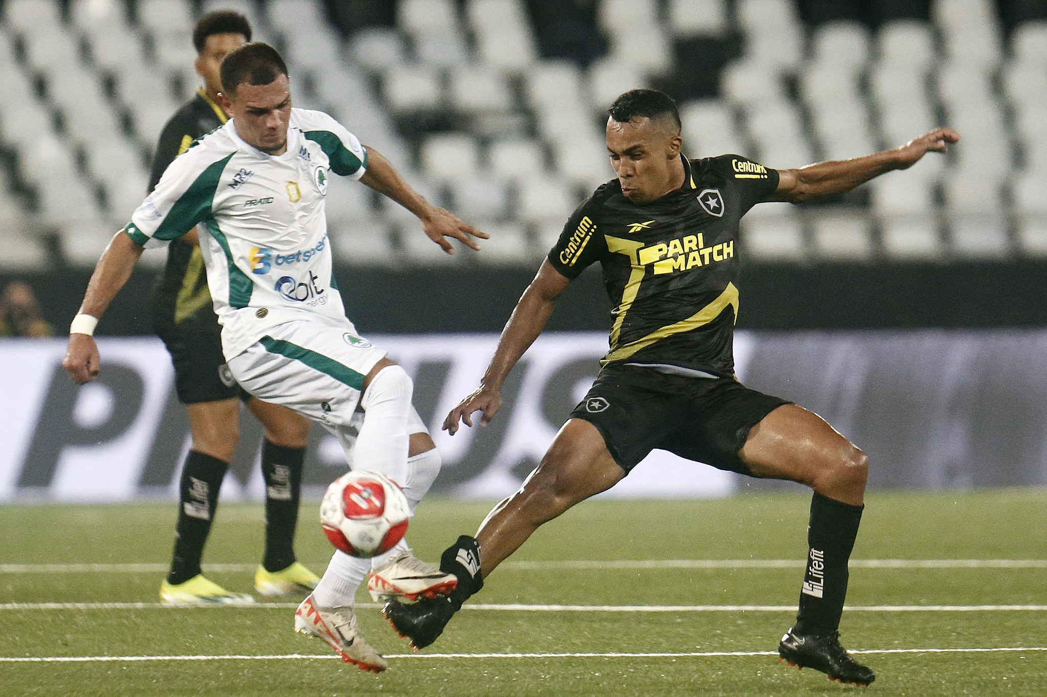 Ex-Botafogo, volante Breno é anunciado no Figueirense