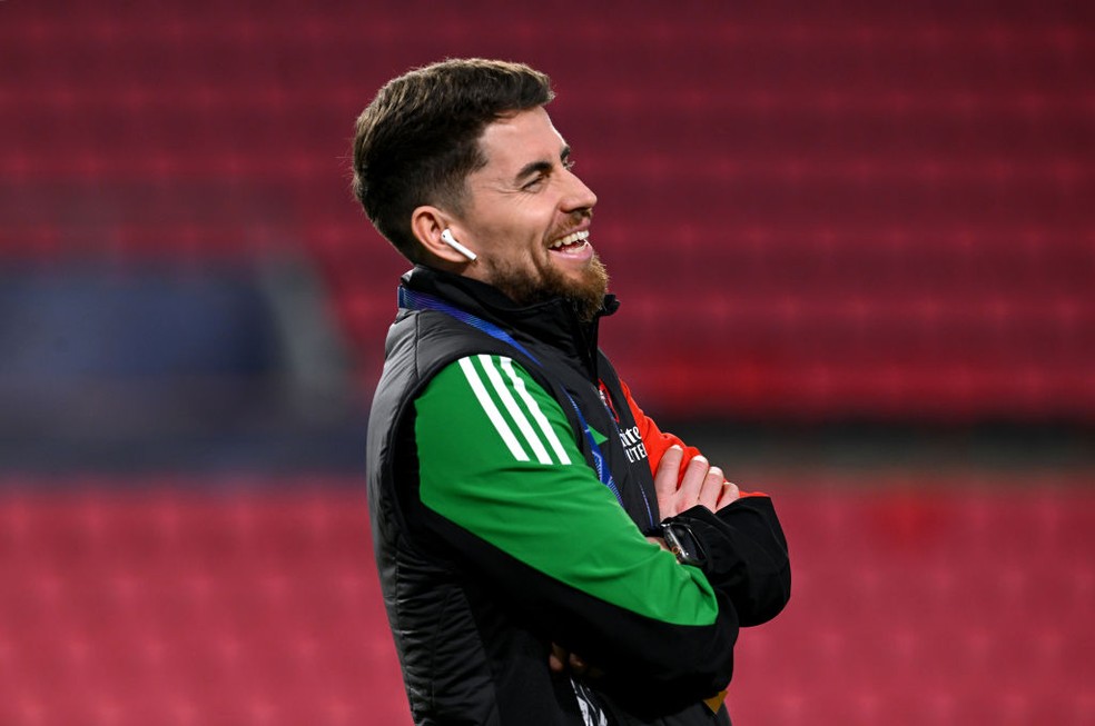 Jorginho, prov�vel refor�o do Flamengo, ri em aquecimento de PSV x Arsenal � Foto: David Price/Arsenal FC via Getty Images