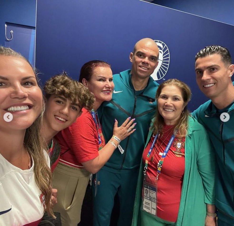 CR7 tamb&eacute;m posou ao lado dos familiares &mdash; Foto: reprodu&ccedil;&atilde;o/instagram