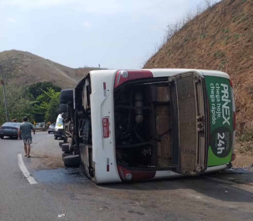Ônibus de turismo tomba na descida da Serra das Araras, em Piraí — Foto: Reprodução