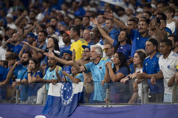 Torcida do Cruzeiro vaia time e xinga Rafael Cabral e Neris durante derrota para o Flamengo; assista