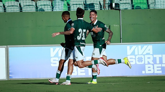 Jogadores do Goiás comemoram o gol de Lucas Rodrigues