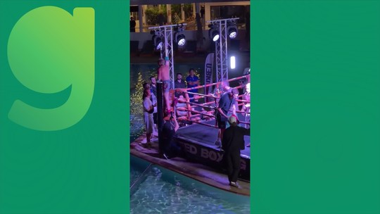 Lutador ex-ONE é eletrocutado após luta de boxe, mas sai nadando; veja - Cena surreal aconteceu em evento na Tailândia em que ringue é colocado dentro de uma piscina