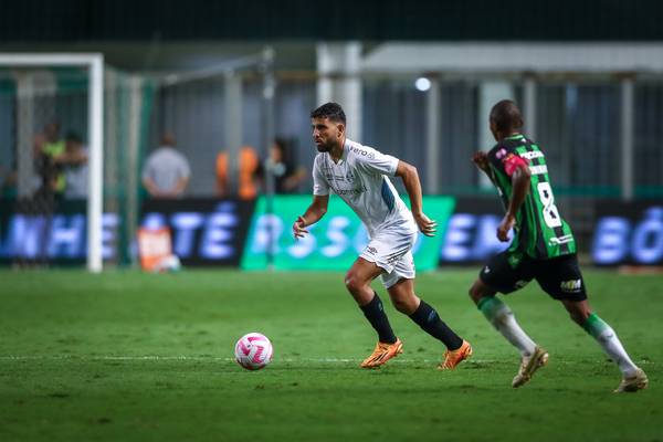 Pepê deixa lesões para trás e completa 12º jogo seguido como titular pelo Grêmio