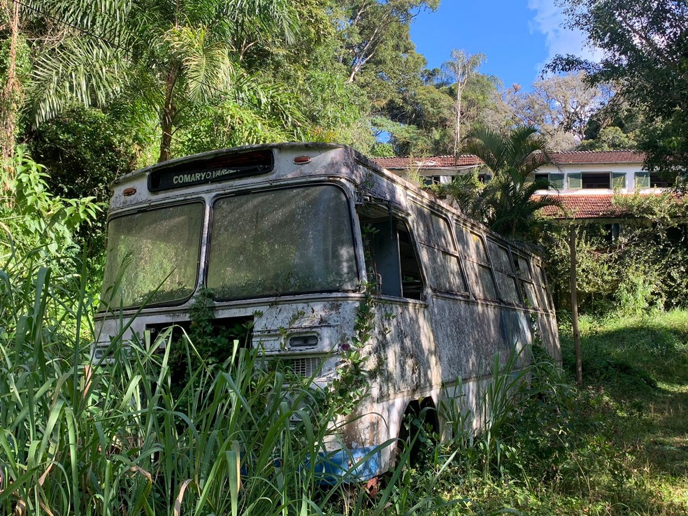 Esqueleto de um ônibus abandonado no terreno do Hotel Pinheiros, em Teresópolis — Foto: Tébaro Schmidt / ge