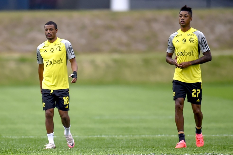 De la Cruz e Bruno Henrique em treino do Flamengo