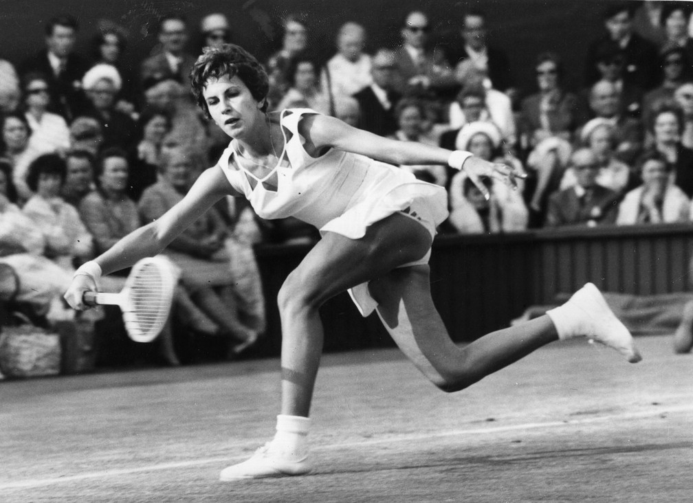 Maria Esther Bueno se estica para golpear em Wimbledon: vestido curto era uma das marcas registradas — Foto: Keystone/Getty Images