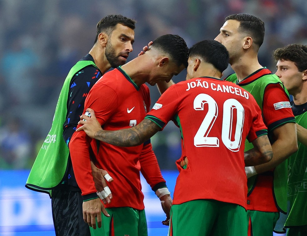 Cristiano Ronaldo chora e &eacute; consolado ap&oacute;s p&ecirc;nalti perdido em Portugal x Eslov&ecirc;nia &mdash; Foto: Reuters