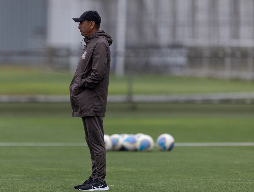 Ramón Díaz observa treino do Corinthians — Foto: Rodrigo Coca / Ag.Corinthians