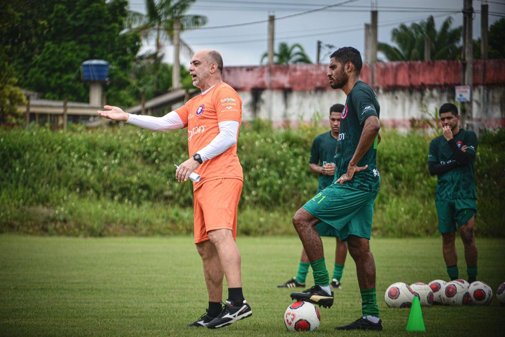Maurinho, t&eacute;cnico do Parintins &mdash; Foto: Chic&atilde;o Marques/RPE Parintins