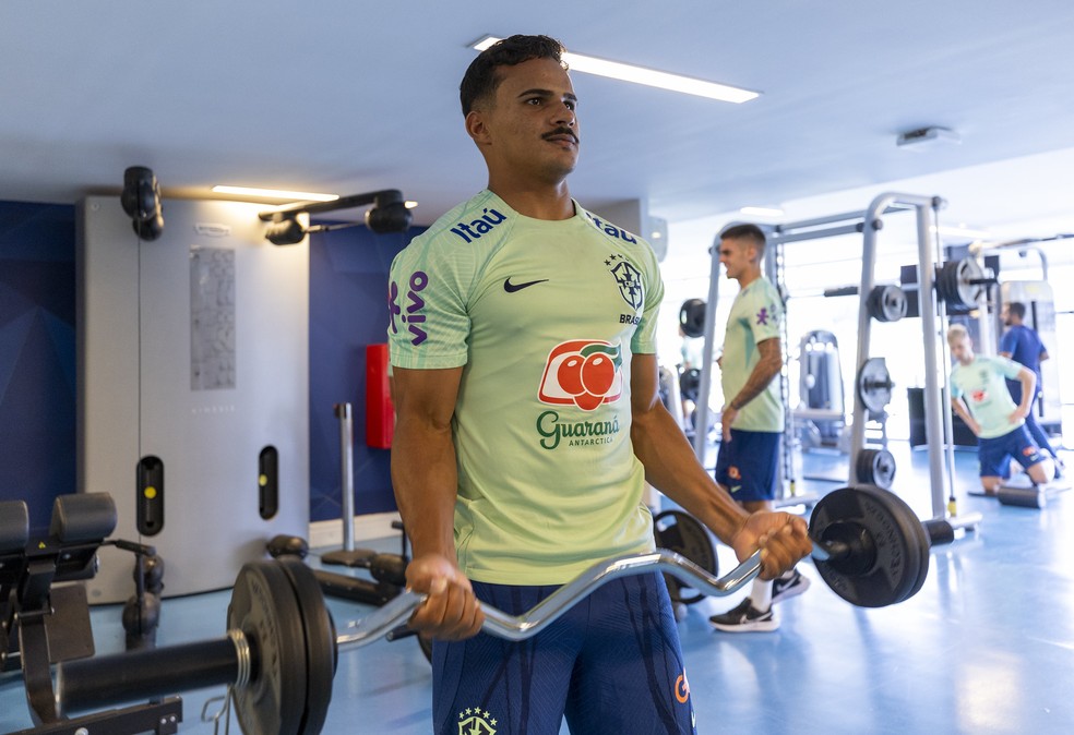 Kaiki Bruno, Gabriep Pec e mais jogadores da seleção pré-olímpica na sala de musculação — Foto: Joilson Marconne / CBF