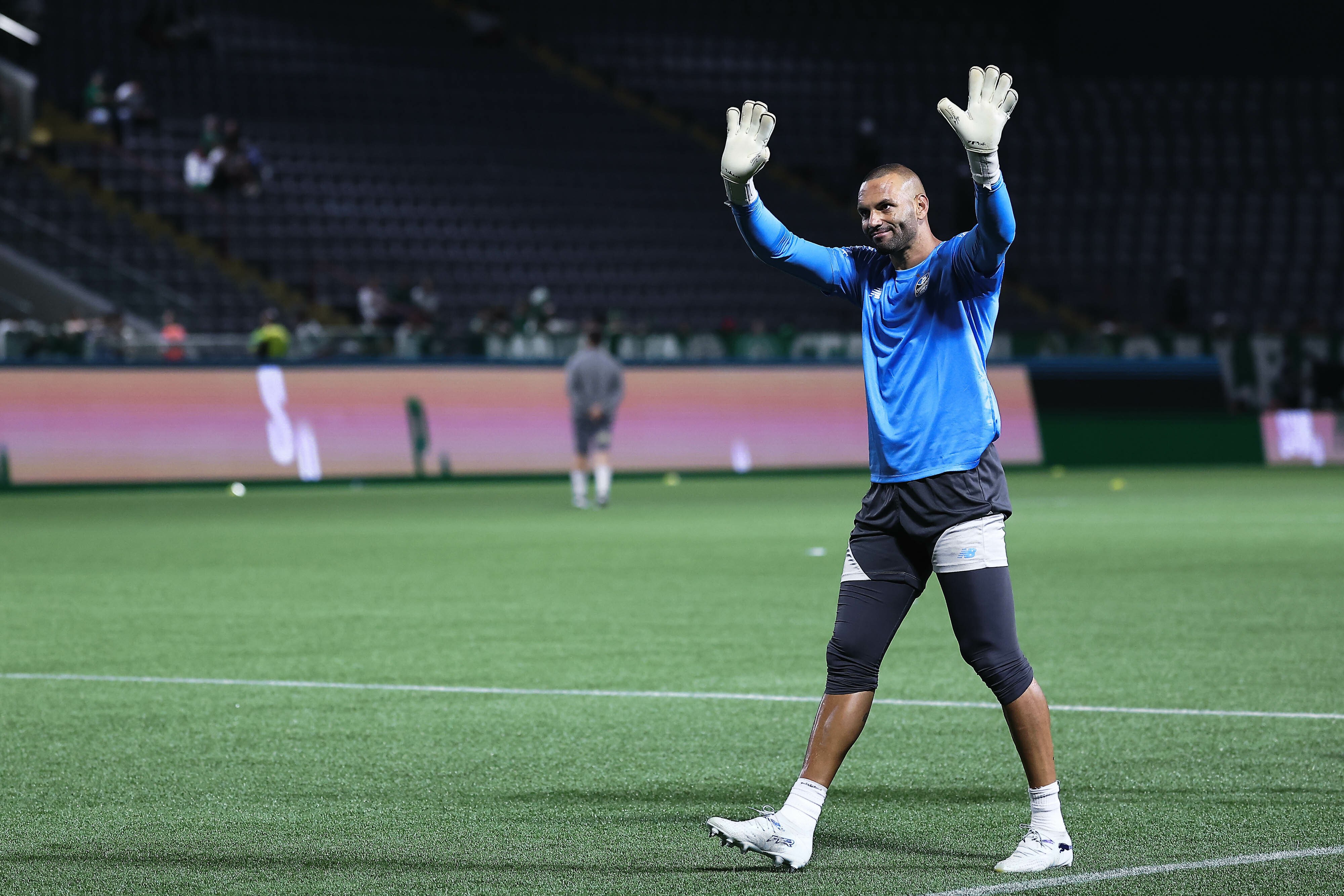 Weverton é ovacionado em Barueri em reencontro emocionante com o Palmeiras