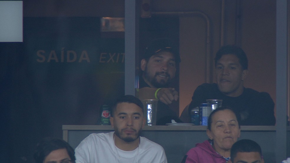 Benítez e Lucas Romero em camarote do Mineirão — Foto: Premiere
