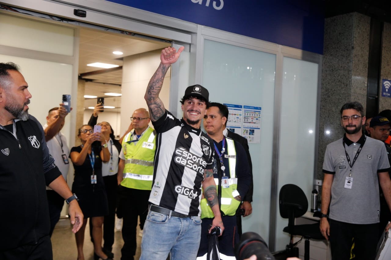 Vina é recebido com festa pela torcida do Ceará em desembarque 