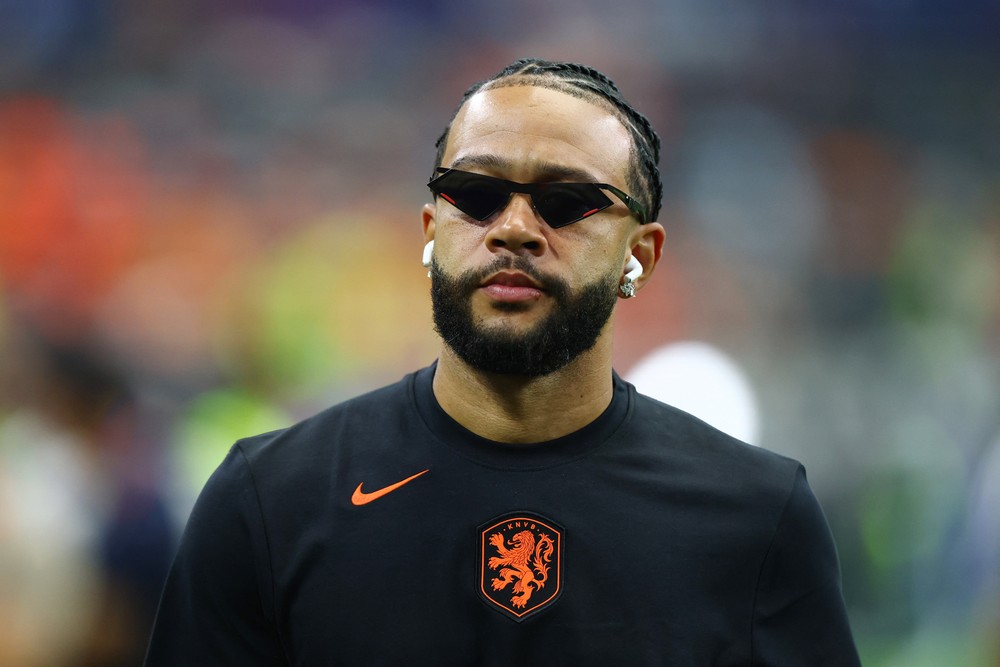 Futuro incerto! Corinthians formaliza proposta com forte redução salarial para Memphis.