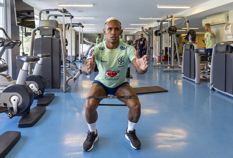 Marquinhos durante exercício físico na sala de musculação da Seleção na Granja Comary — Foto: Joilson Marconne / CBF