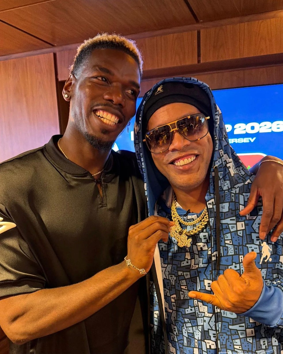 Pogba tieta Ronaldinho Gaúcho em camarote