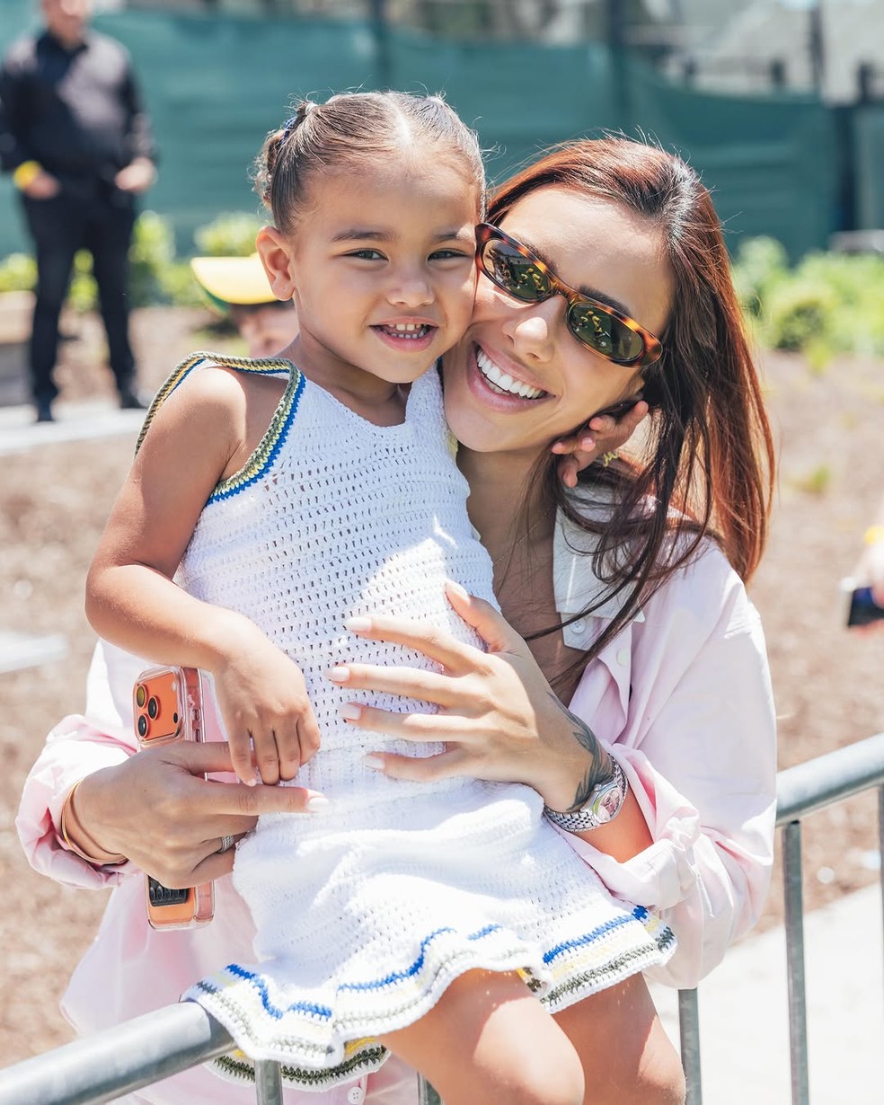 Esposa e filha de Neymar acompanham treino