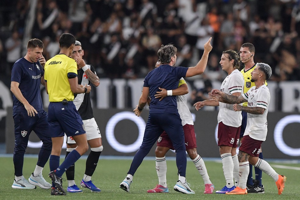 Expulsão de Zubeldía no Clássico: Árbitro explica decisão polêmica