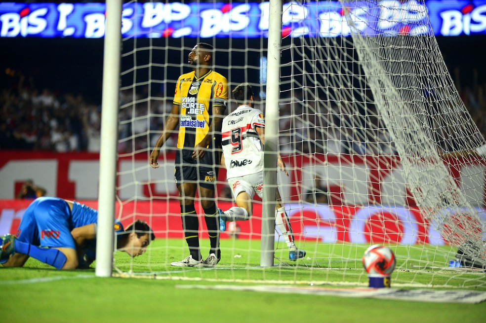 Calleri faz o gol da vitória do São Paulo — Foto: Marcos Ribolli