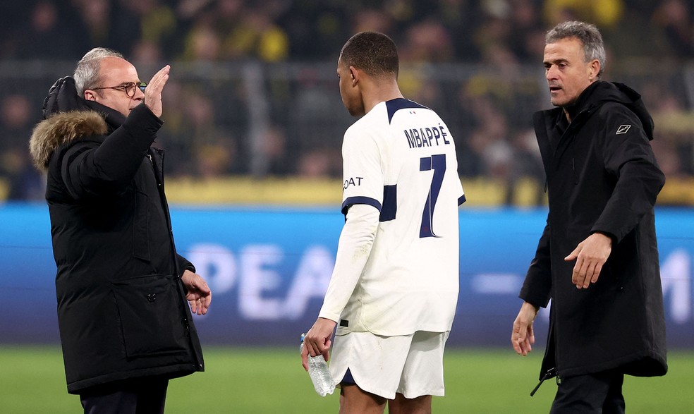 Diretor Luis Campos e técnico Luis Enrique cumprimentam Mbappé após o jogo contra o Dortmund — Foto: AFP