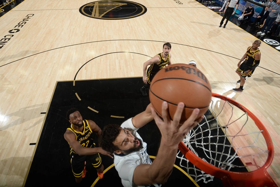Mãozinha Pereira pontua em sua estreia na NBA — Foto: Noah Graham/NBAE via Getty Images
