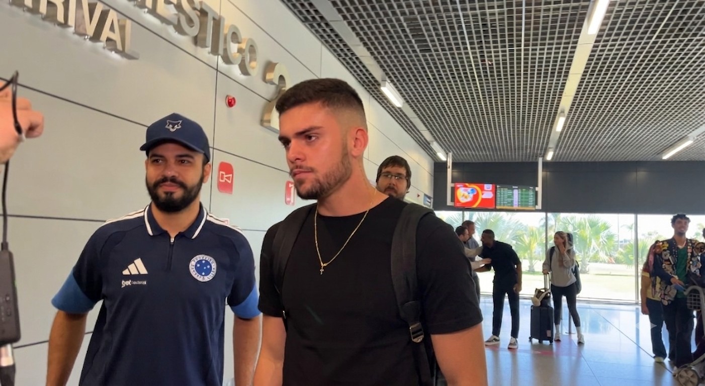 Gabriel Pec chega a BH para assinar com o Cruzeiro e celebra: "Elenco cheio de craques"