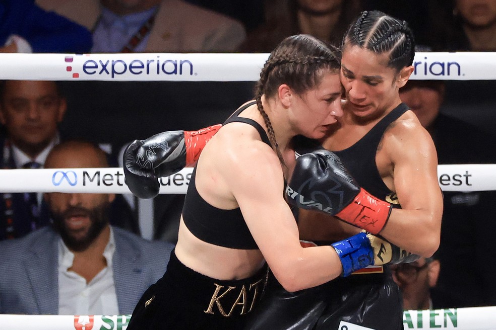 Katie Taylor e Amanda Serrano chocam cabeças — Foto: Christian Petersen/Getty Images
