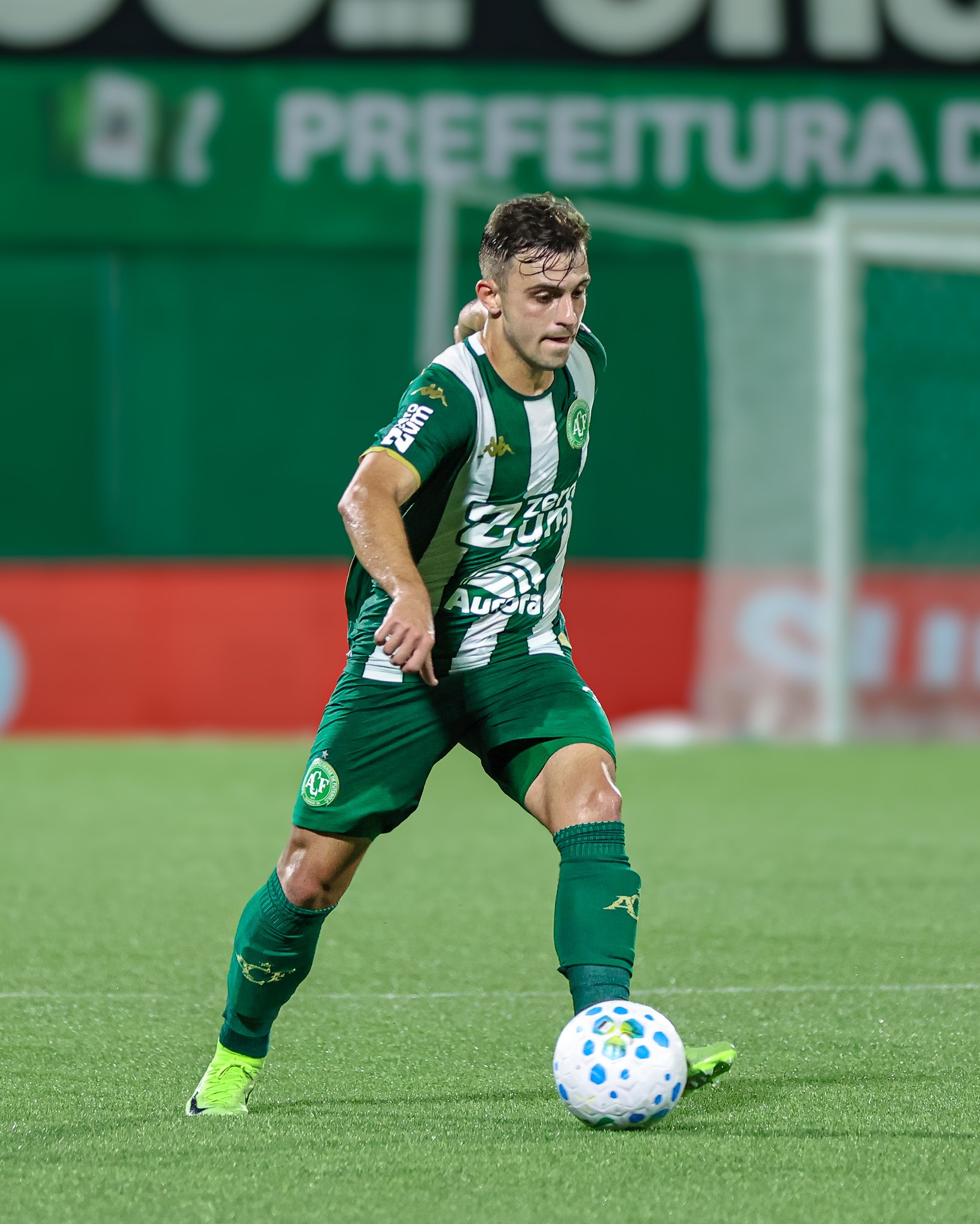 Artilheiro da Chapecoense sofre lesão e está fora da temporada: "Dor e frustação"