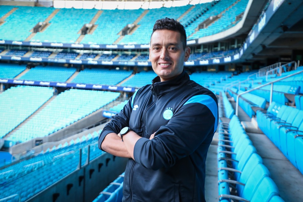 Cyro Leães, novo treinador das Mosqueteiras — Foto: CAROLINE MOTTA/GRÊMIO FBPA