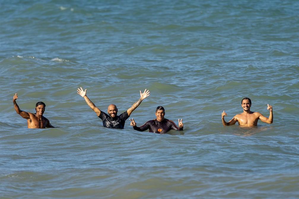 Marcelo Nunes, Jadson André, Danilo Costa e Mateus Sena: surfistas se encontraram em Ponta Negra — Foto: Fidel Dantas