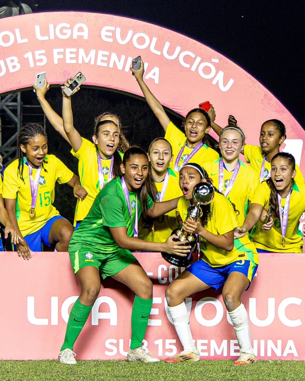 Ao lado da goleira Nathy, Sarinha levanta taça pela Seleção Brasileira Sub-15 — Foto: Arquivo pessoal