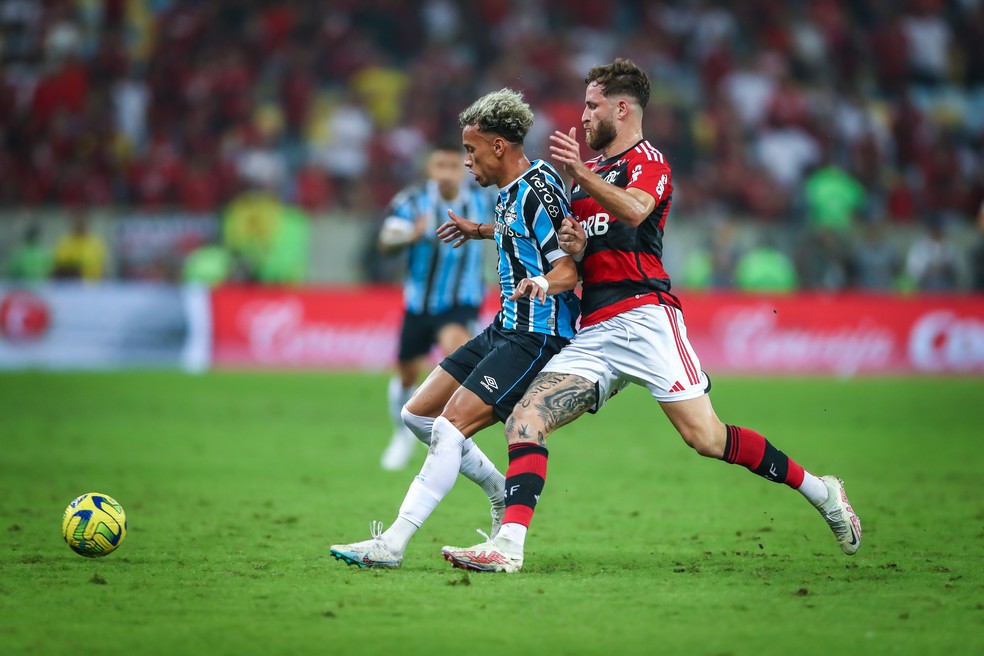 Léo Pereira em ação contra o Grêmio pela Copa do Brasil — Foto: Lucas Uebel/Grêmio