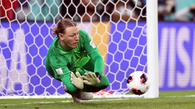 Safonov defende pênalti durante a final entre Paris Saint-Germain e Flamengo
