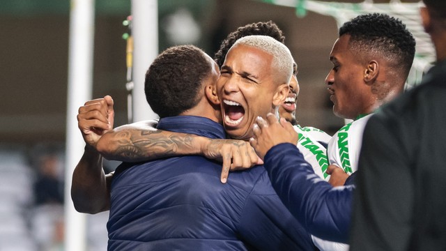 Deyverson comemora gol em Coritiba x Cuiabá, pelo Brasileirão