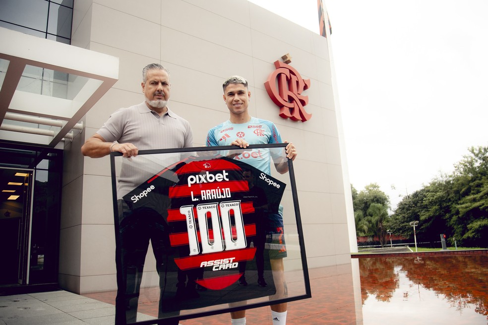 Bruno Henrique recebe homenagem