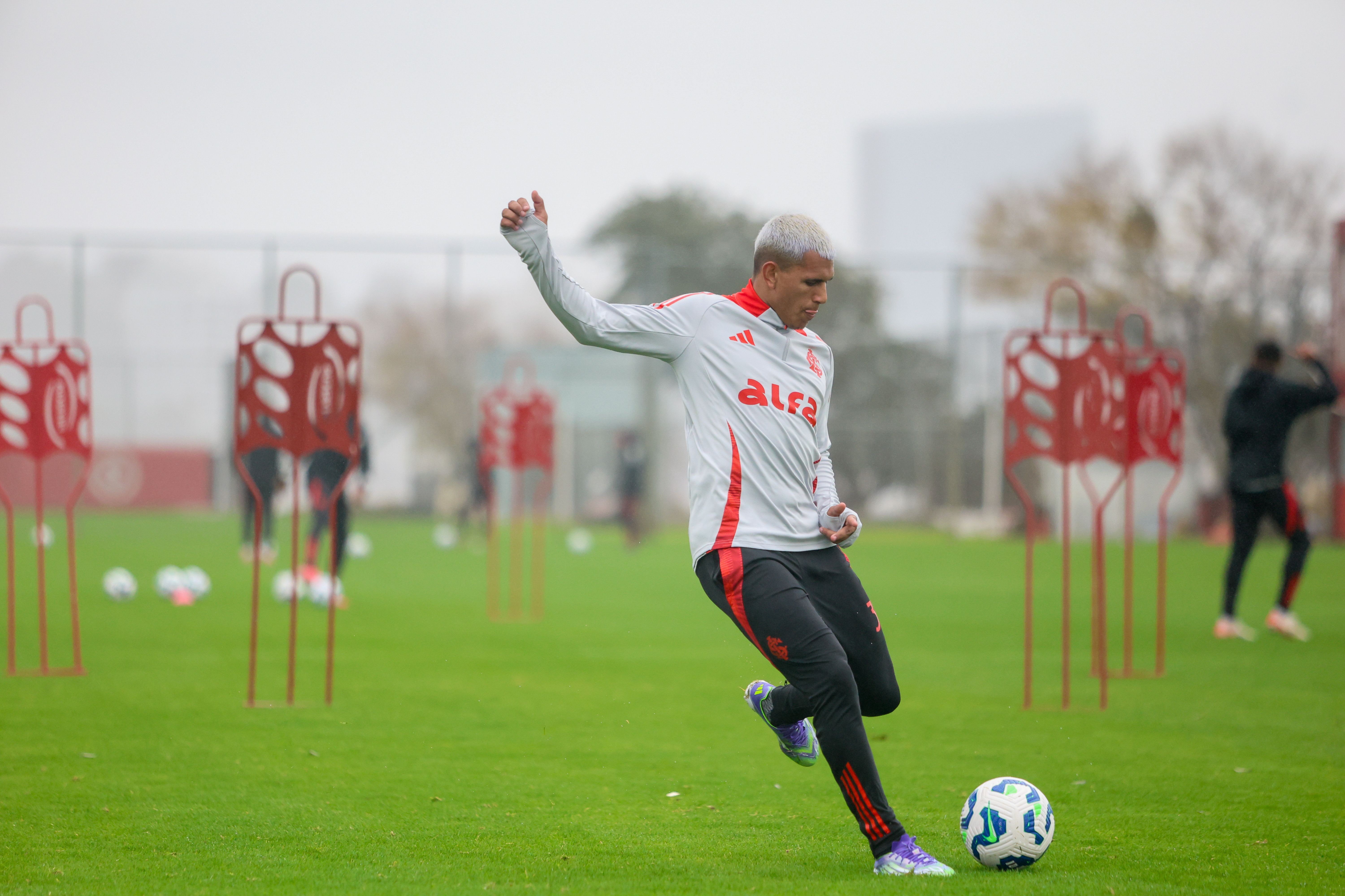 Fora de só um jogo do Inter no ano, Aguirre negocia aumento