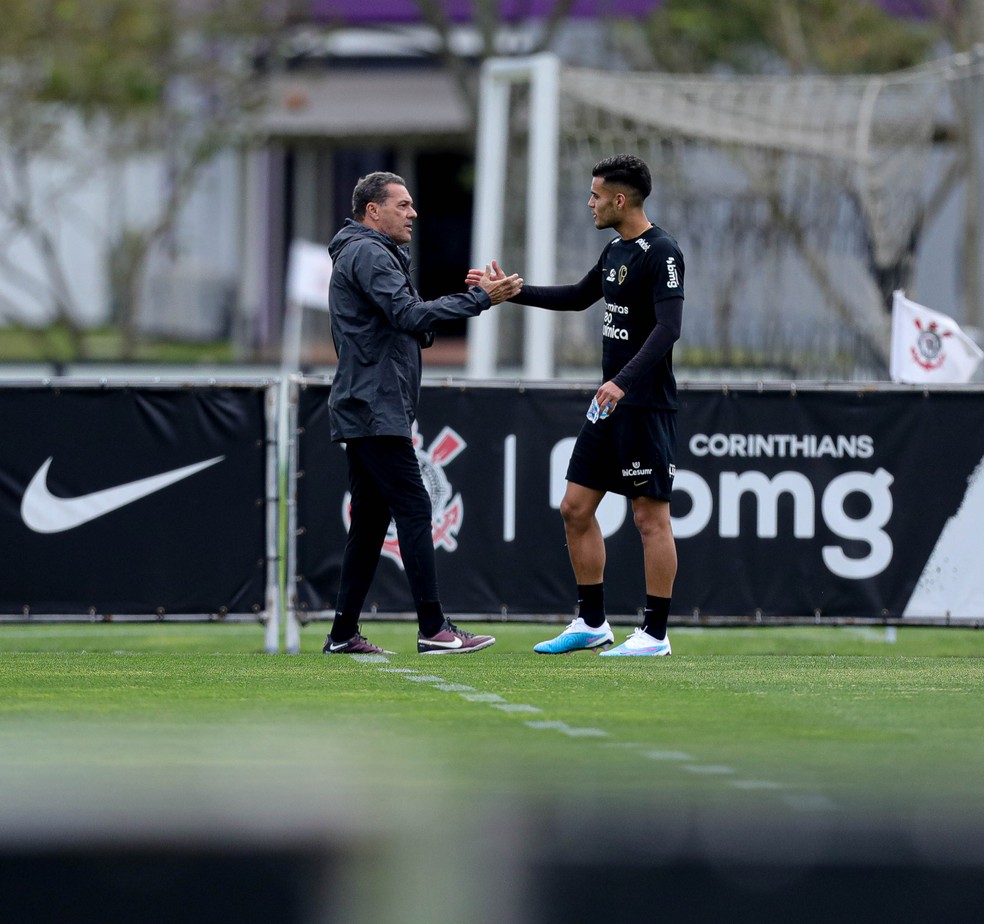 Fausto Vera e Luxemburgo em treino do Corinthians — Foto: Rodrigo Coca/Ag. Corinthians
